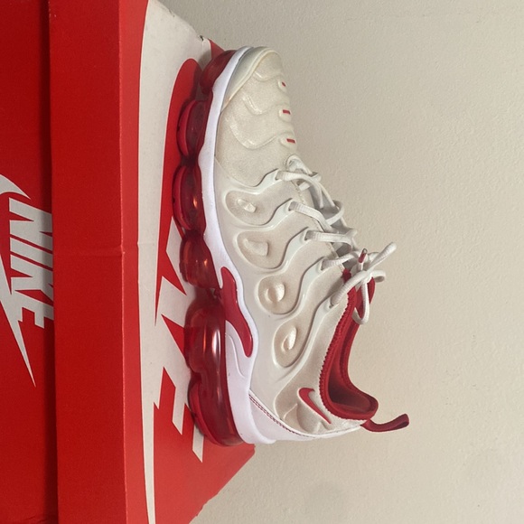 Selling Air Vapor Maxes Plus , size 9 , red and white - Picture 2 of 4